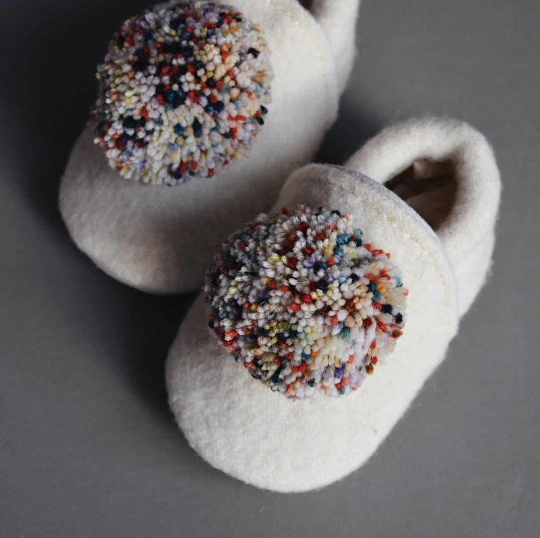 size 3/4 (5") - wool pompom shoes - 300