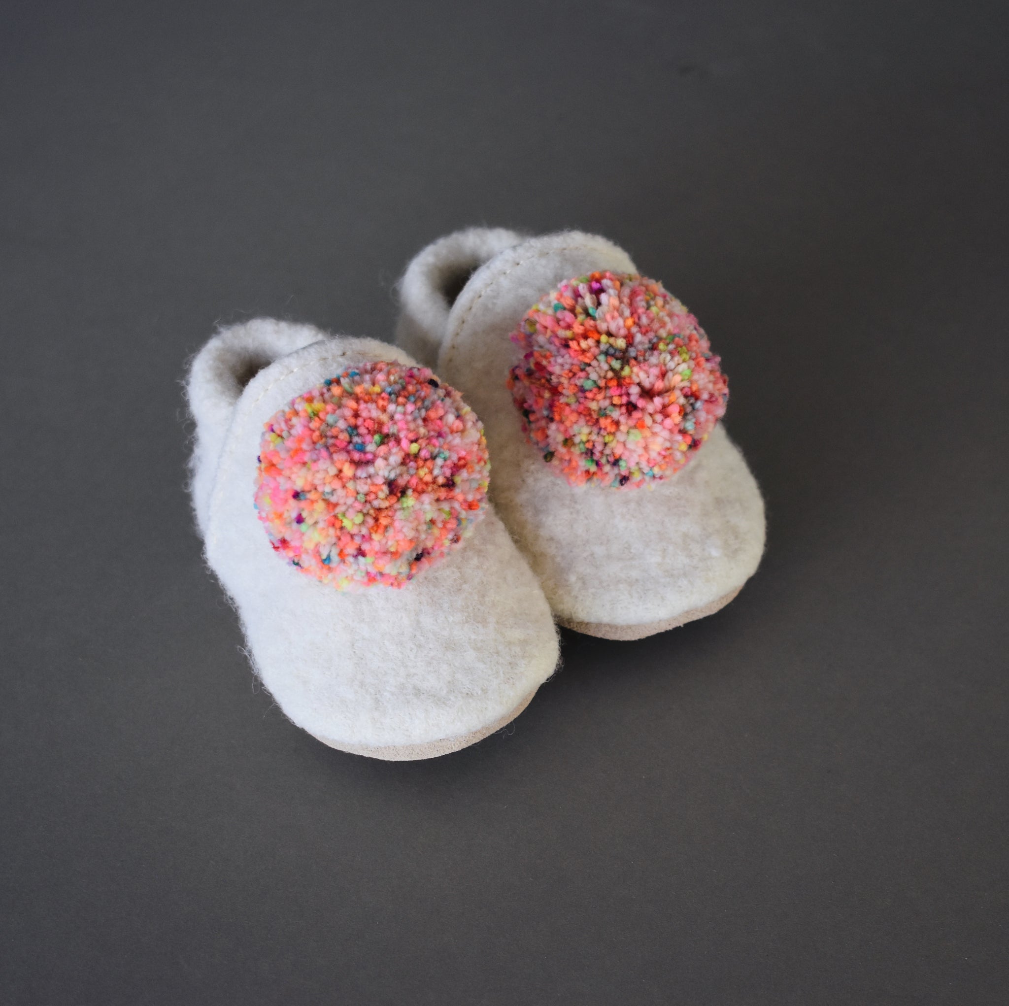 size 3/4 (5") - wool pompom shoes - 311