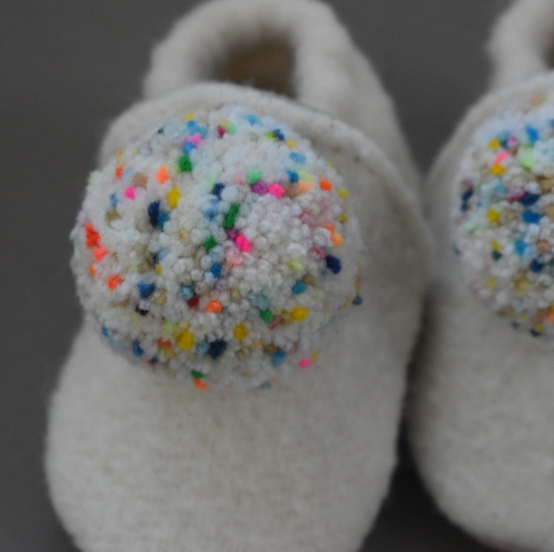 SIZE 2 (4.5") pompom shoes -111