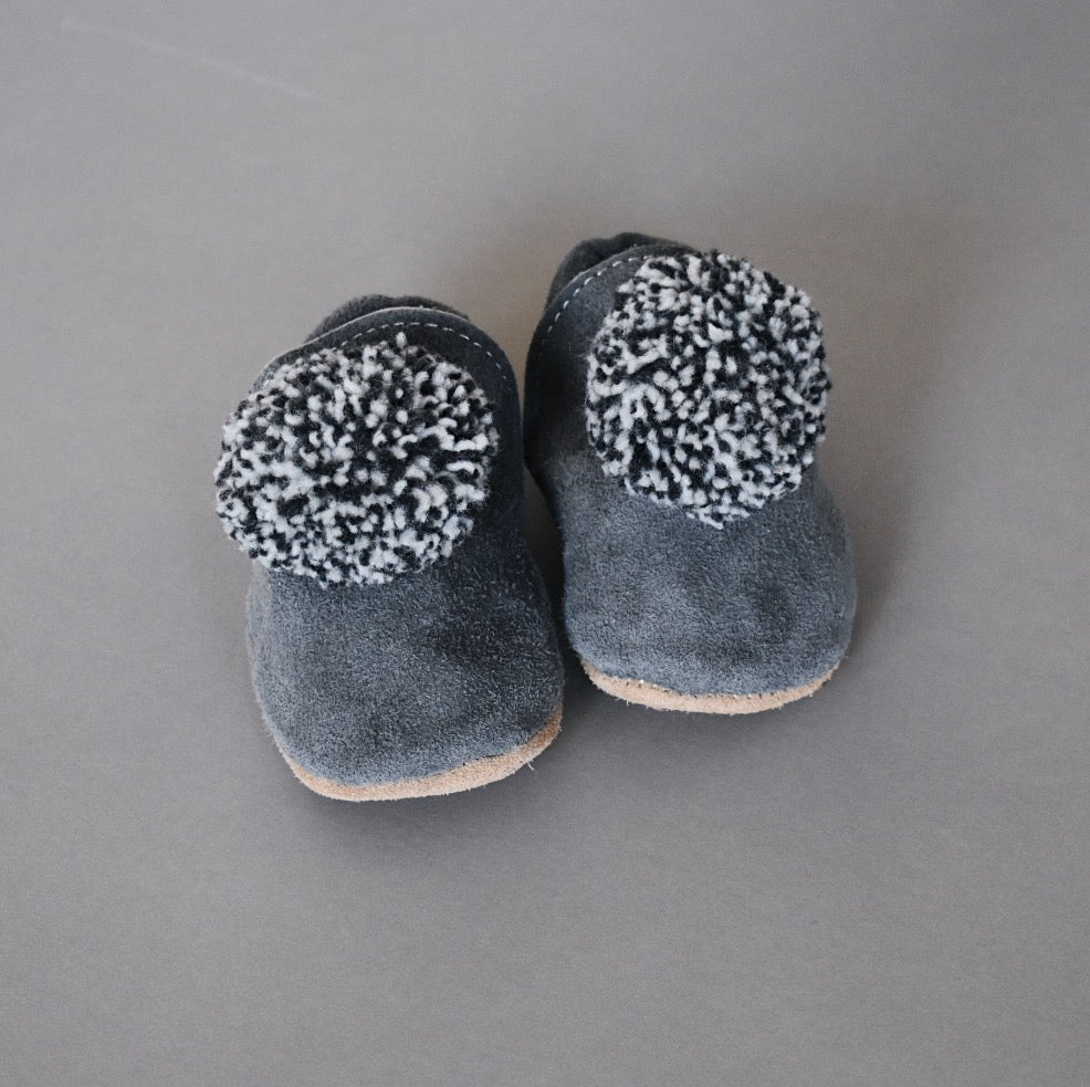 SIZE 5/6 (5.5") suede Pompom Shoes - 100